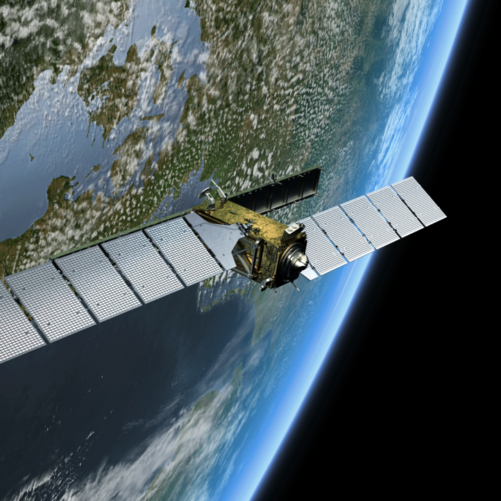 Nahaufnahme eines Sentinel-Satelliten des europäischen Copernicus-Programms, im Hintergrund ist die Erde abgebildet 