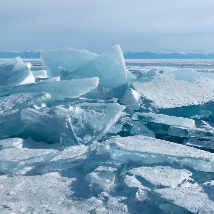 Nahaufnahme gebrochener Eisschollen auf dem Meer in der Arktis