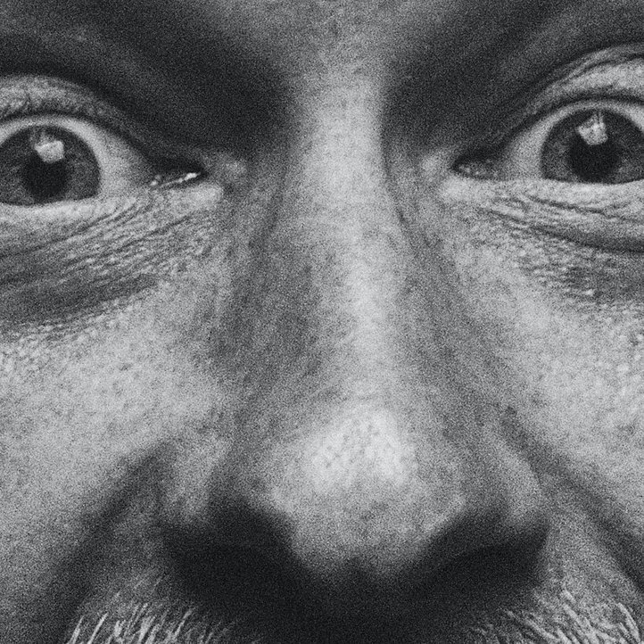 schwarz-weißer Ausschnitt des Gesichts eines Mannes von der Stirn bis zum Mund 