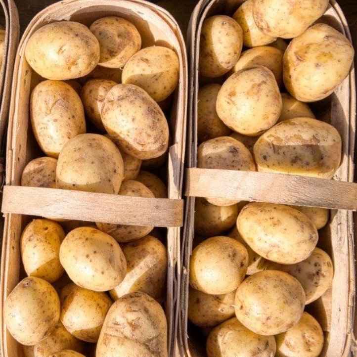 Körbe mit Kartoffeln von oben 