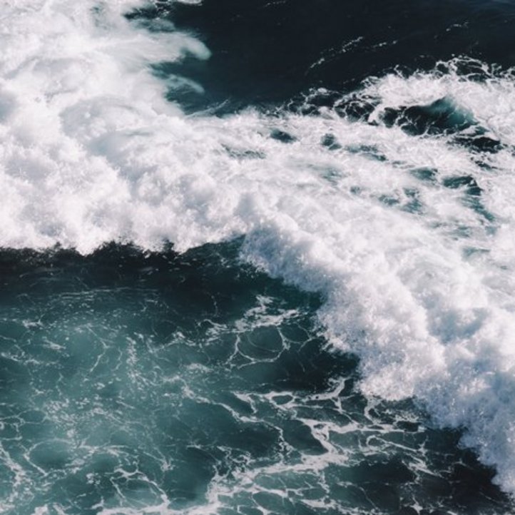 Nahaufnahme eines aufgewühlten Ozeans