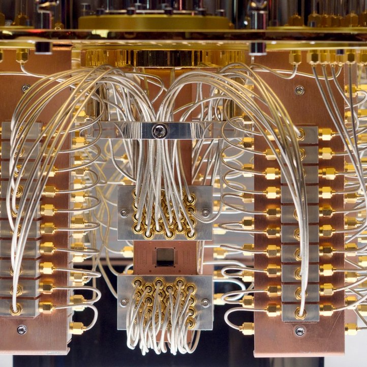 "Q System One"-Quantenrechner, verschiedene Verkabelungen vor einem dunklen Hintergrund 