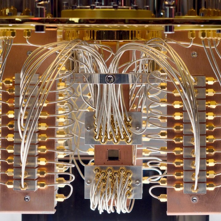 "Q System One"-Quantenrechner, verschiedene Verkabelungen vor einem dunklen Hintergrund 