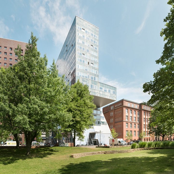 Campus der HAW am Berliner Tor, verschiedene mehrstöckige Gebäude vor einer Grünfläche 